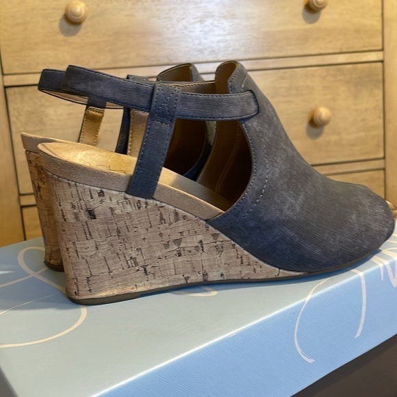 Life Stride Harlow Wedge Strap On Sandal Sz 8.5M Blue Denim - Picture 3 of 10